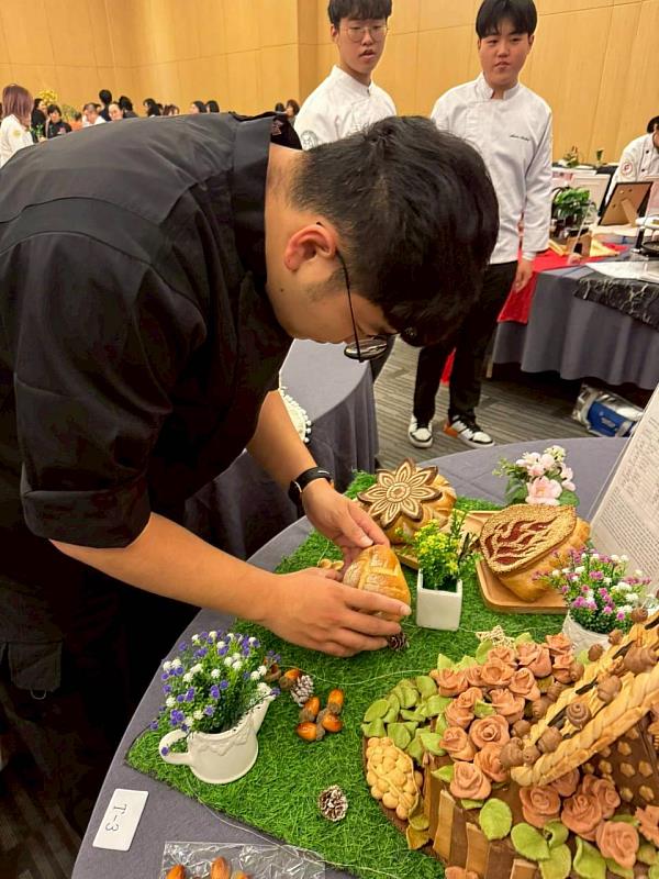 金牌選手藝術麵包作品,以細膩工藝與穩定技術吸引評審高度關注,呈現學生長期訓練的成果