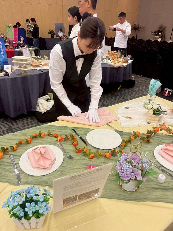 創意口布折疊項目表現亮眼，學生以日常扎實訓練與穩定台風，成功獲得國際肯定