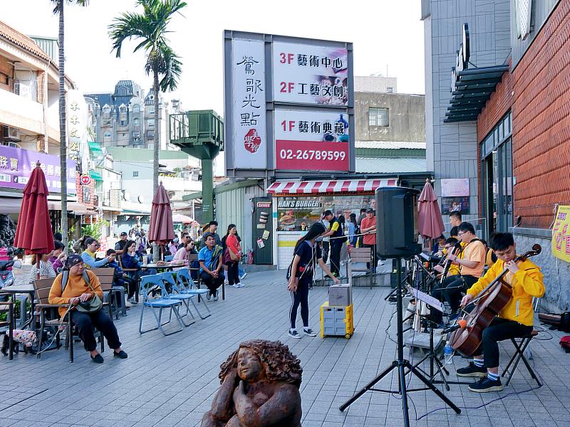 演出途中不時有民眾投下鼓勵的小費，簡單的動作卻讓現場更顯溫馨，也讓天使們的笑容更加燦爛。