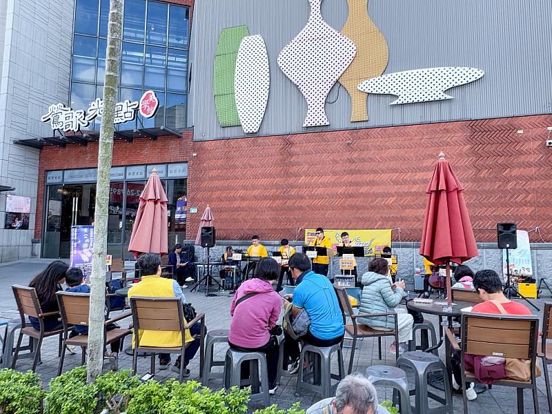 遊客們在鶯歌光點北廣場自然而然地停下腳步，有人站著聽、有人蹲下聽，大家一起被這份老街限定的悠揚音樂溫柔包圍。