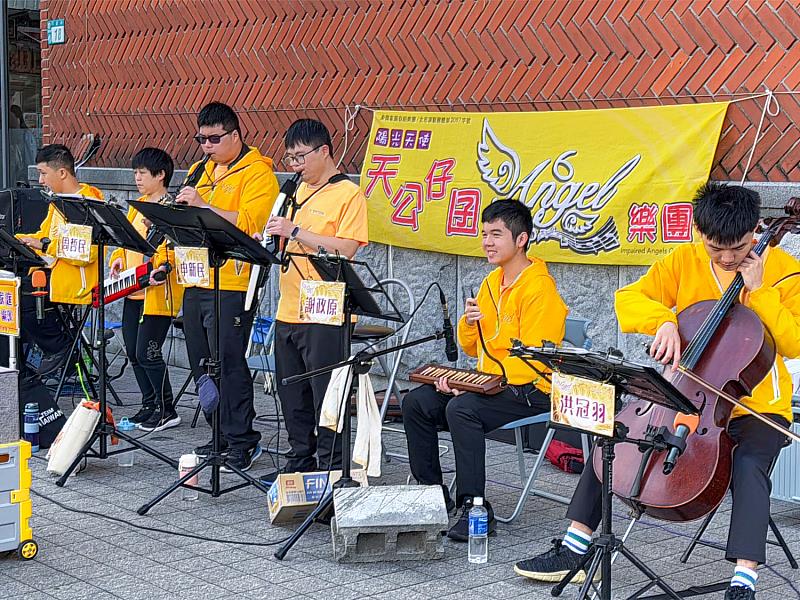 六位音樂天使全心投入演奏,手中的旋律把整個鶯歌老街都染上快樂色彩。現場節奏一下,觀眾也跟著熱鬧了起來。