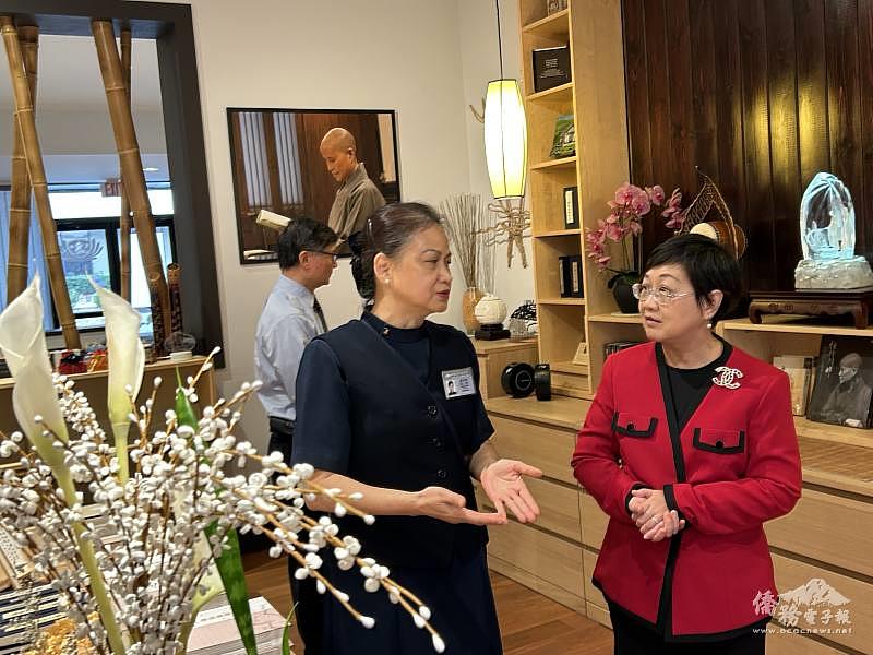 慈濟基金會亞特蘭大分會師姐向徐佳青說會務推動情形