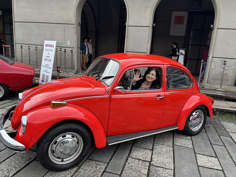 圖1:觀光署署長陳玉秀為大家展示經典古董車