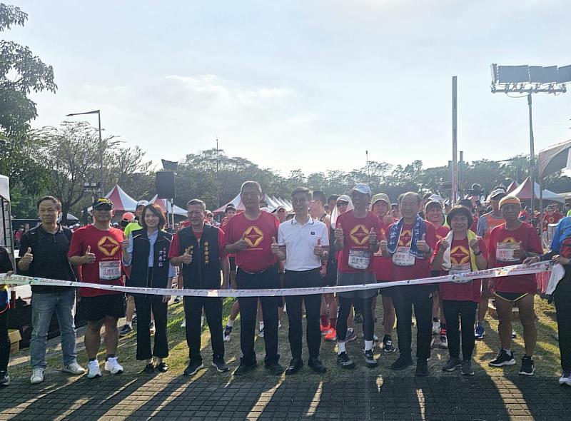 圖2 2025 六堆秋收路跑熱鬧開跑，起跑前合影(左起曾耀群執行長、江錦文指揮官、方慧茹代理鄉長、鍾慶平鄉長、吳亮慶鄉長、鍾佳濱立法委員、何金樑主任、謝勝信主任)