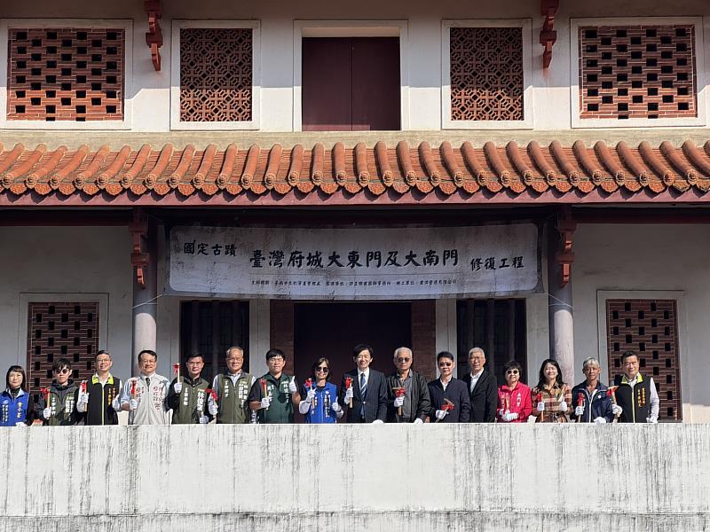 國定古蹟臺灣府城大東門、大南門修復工程今（22）日正式動土開工，由副市長葉澤山、文化局主任秘書林喬彬與多位民意代表、地方人士及工程團隊見證開工典禮，工程預定於117年1月完工