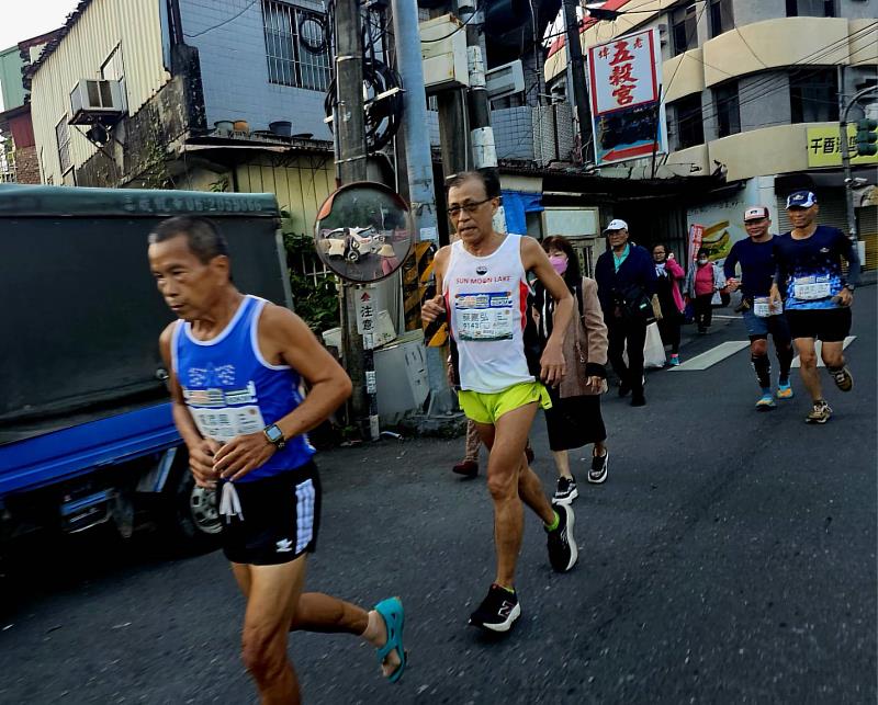 圖3 2025 六堆秋收路跑熱鬧開跑，跑者沿途飽覽客庄風光(內埔老埤五穀宮)