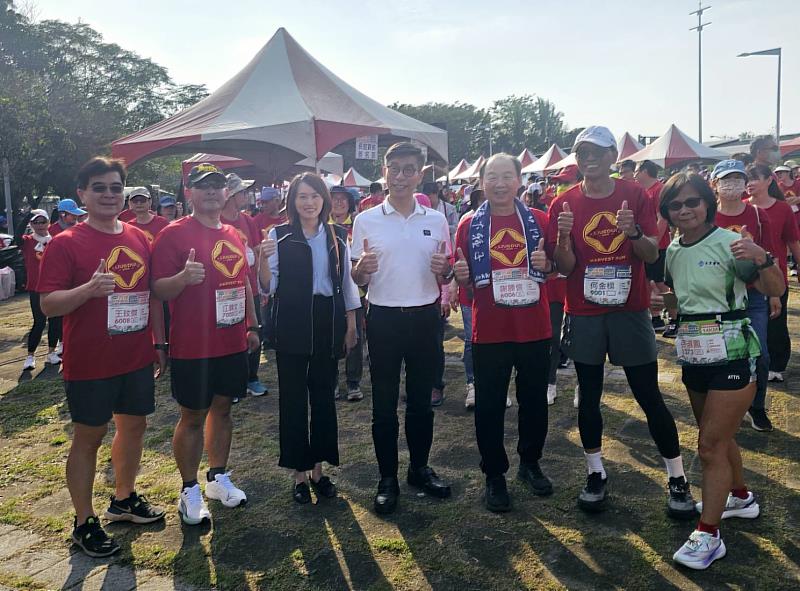 圖4 2025 六堆秋收路跑熱鬧開跑，與會來賓合影(左起王玟傑處長、江錦文指揮官、方慧茹代理鄉長、鍾佳濱立法委員、謝勝信主任、何金樑主任)