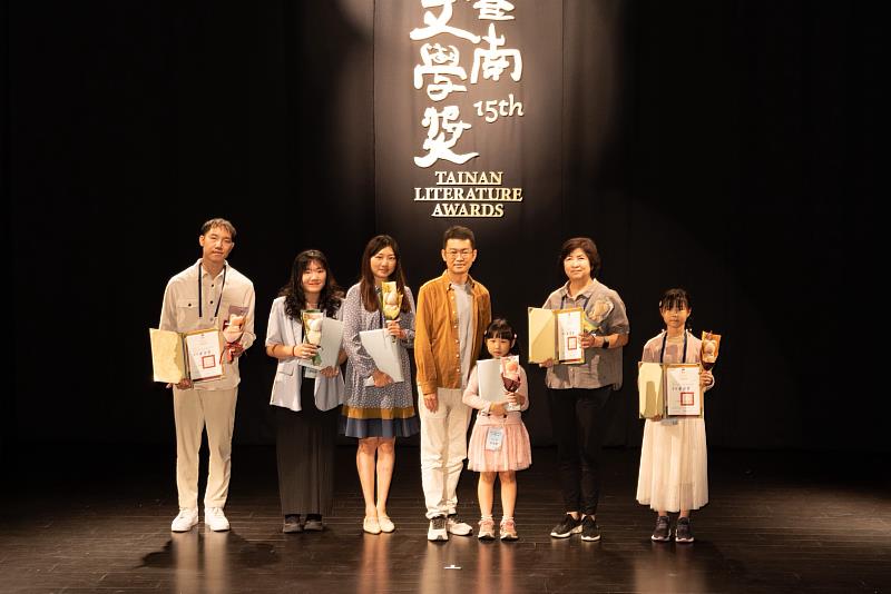 第十五屆臺南文學獎「風起・臺南」小品文組得獎者齊聚受獎展現創作能量