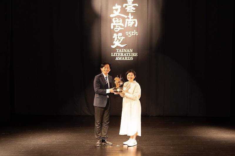作家劉梓潔以〈再生,涼子,以及與幽靈共度的熱海〉奪得第五屆葉石濤短篇小說文學獎首獎,由臺南市副市長葉澤山授獎