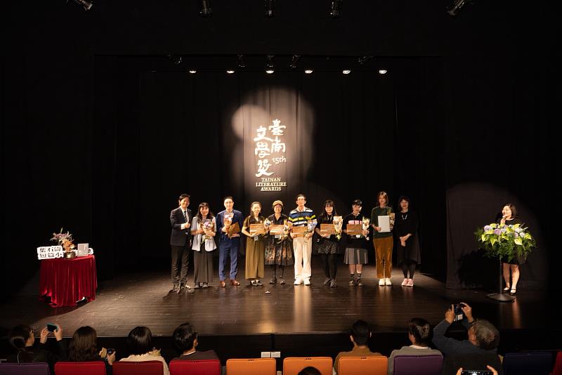 第十五屆臺南文學獎各類組首獎得主於頒獎典禮合影，與會者共同見證榮耀時刻