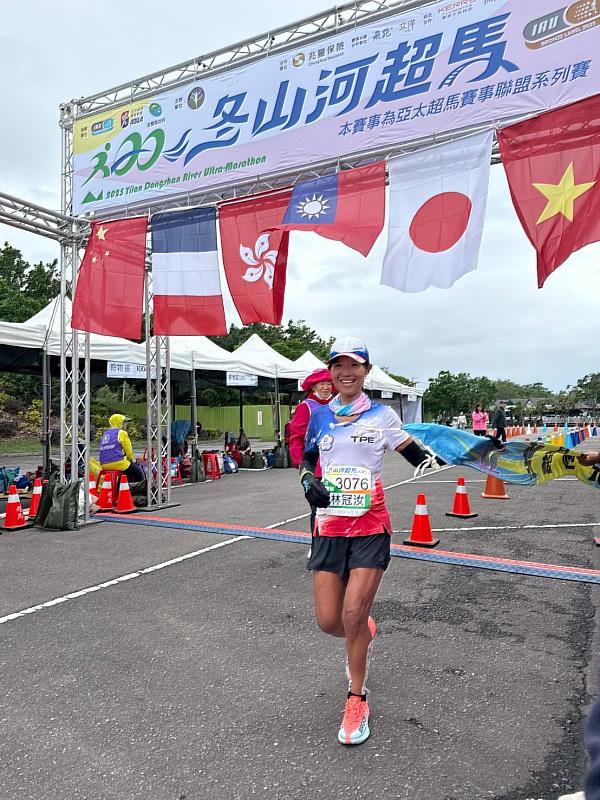 100公里日組林冠汝衝線奪下女子組冠軍。