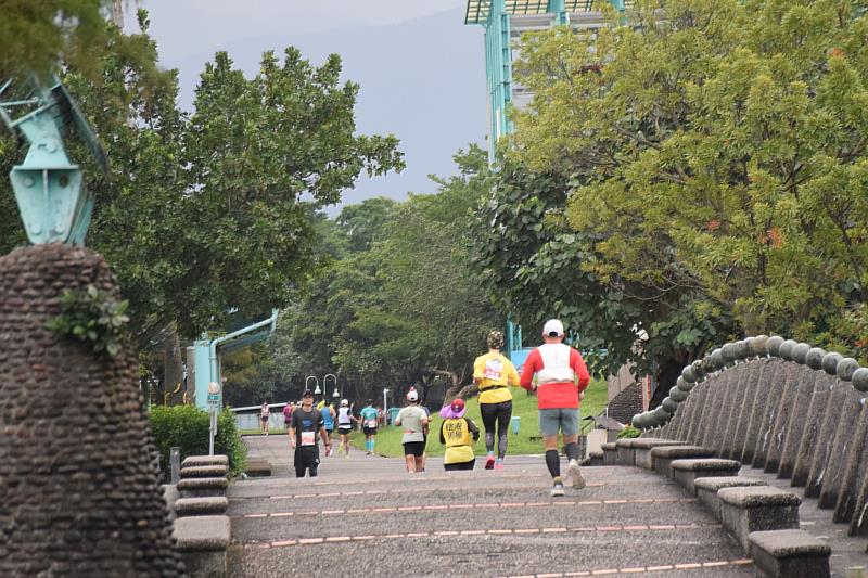 冬山河超馬以平坦賽道與充裕時限著稱，是菁英選手挑戰極限的舞台，也是跑者初試超馬的最佳場域。