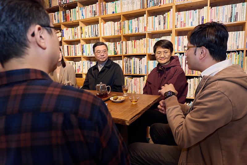 行政院長卓榮泰在客委會主委古秀妃的陪同下，前往桃園市龍潭區參訪「晴耕雨讀小書院」的營運情形。