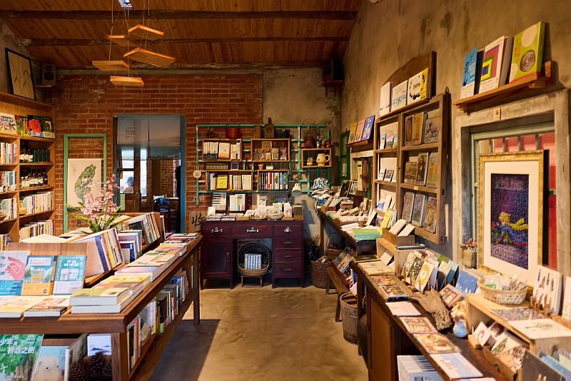 洪毓穗與曾建富分享，希望在誘惑變多、閱讀量降低的時代，能打造一個空間舒適、安心，讓大家願意自然坐下來看書的環境。