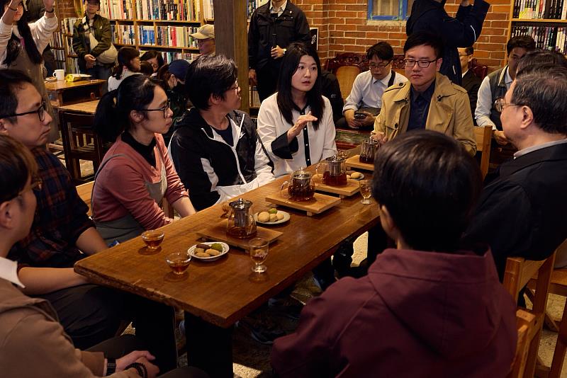 卓院長及古主委與現場客家青年座談，詢問大家是否獲得客家幣，並了解青年在地方創業、文化推廣上的實際需求。