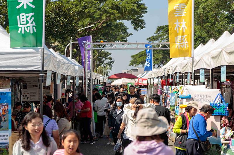 全國南區環境教育成果展 翁章梁拍賣再生家具萬元得標