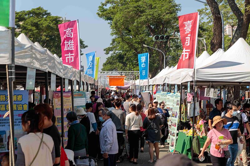 全國南區環境教育成果展 翁章梁拍賣再生家具萬元得標