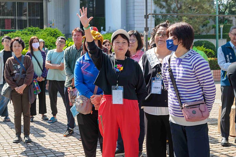 全國南區環境教育成果展 翁章梁拍賣再生家具萬元得標