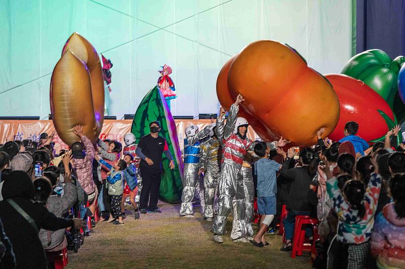 紙風車劇團「台灣幻想曲」民雄國中登場