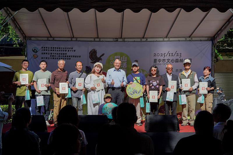 授證10位林農林下經濟訓練課程結業證書。