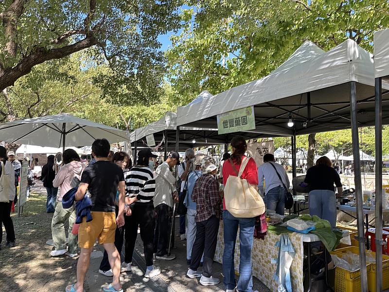 「2025里山生活市集」現場規劃7大展區，共有100個單位參與，創下歷年新高。