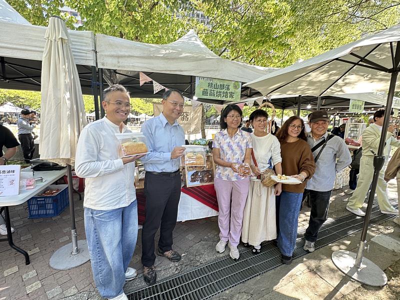 林業保育署臺中分署輔導的臺中里山標章及友善石虎農作標章農友共同推廣友善產品。