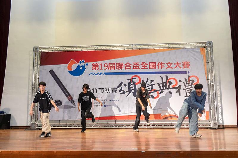 香山高中熱舞社帶來開場表演。