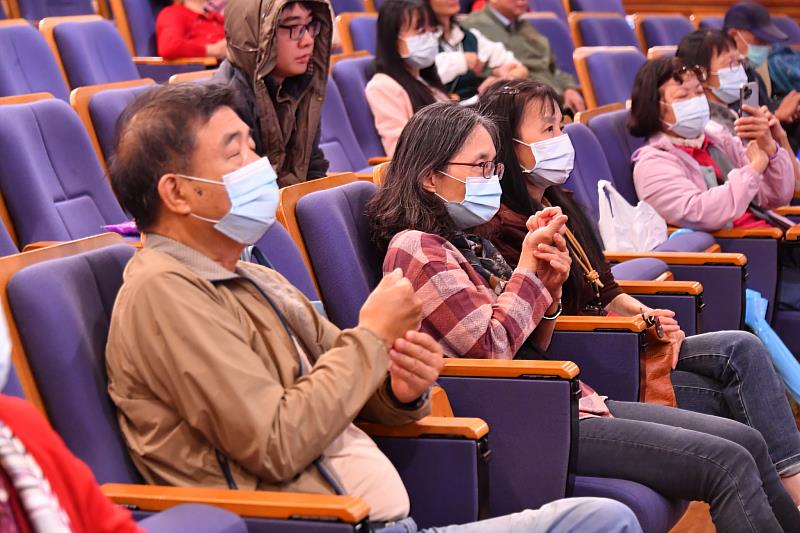 沈炫樞主任於講座中示範簡單易學的保養穴位，包含合谷穴、後谿穴等，能改善上肢痠痛、放鬆肩臂肌群，以及提升頸部活動度。