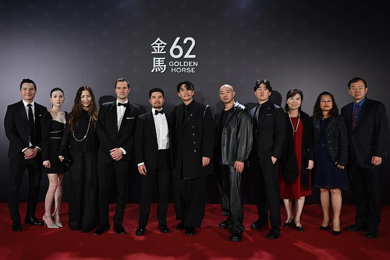 台灣大展現精準的內容投資眼光，跨國共同出品電影《幸福之路 Lucky Lu》奪下「最佳男主角」、「最佳新導演」及「最佳原創電影音樂」3項大獎。頒獎典禮當天由台灣大新媒體事業副總經理李芃君（右3）與主創團隊齊走紅毯。