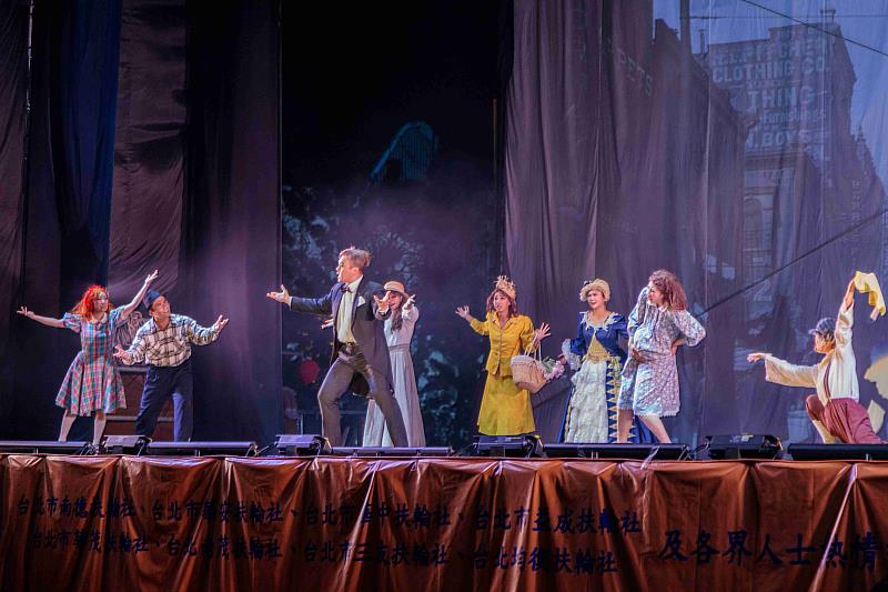 紙風車劇團「台灣幻想曲」朴子市公所前登場