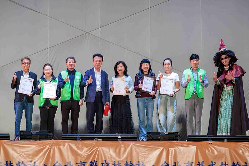 紙風車劇團「台灣幻想曲」朴子市公所前登場