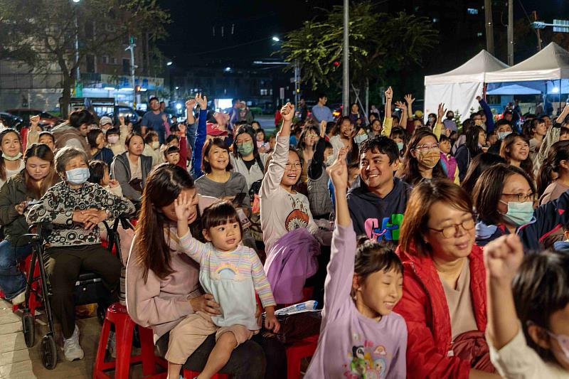 紙風車劇團「台灣幻想曲」朴子市公所前登場