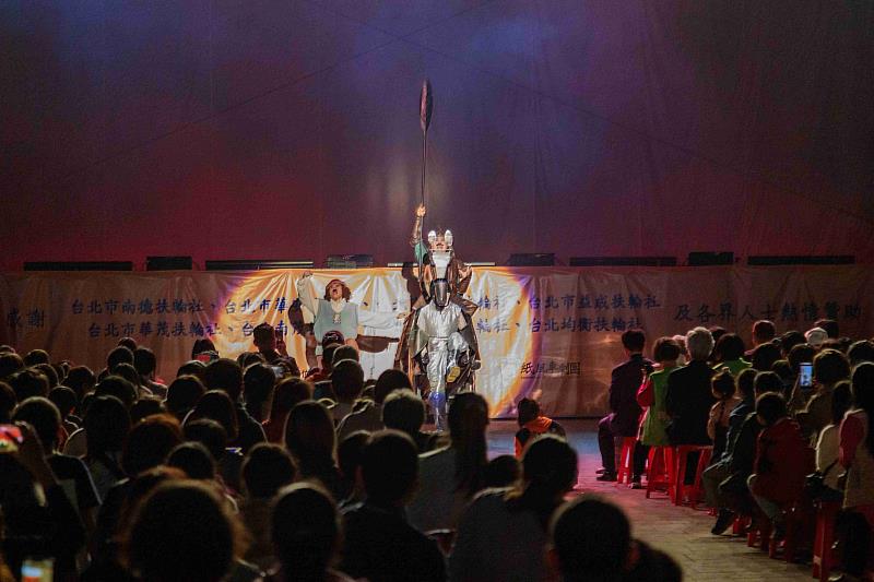 紙風車劇團「台灣幻想曲」朴子市公所前登場