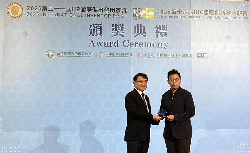 嘉藥陳贊仰助理教授以「拳擊智慧守護者」獲銀牌獎。