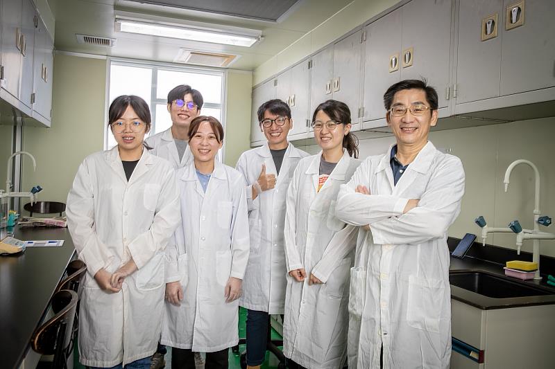 嘉藥陳師瑩教授帶領學生開發以「膳糖管家」飲食建議系統獲金牌獎。