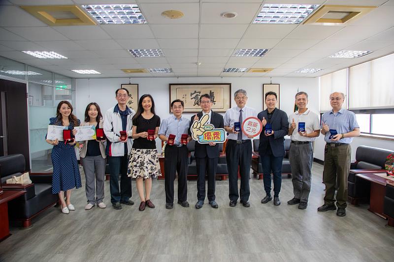 嘉藥IIIC與台灣技博會奪4金4銀2銅，校長張翊峰（中）鼓勵獲獎教師再接再厲。