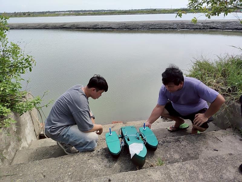 團隊於開發過程中拜訪合作養殖戶。圖為學生實際操作「智慧水質感測船」，並與養殖戶討論實務需求，以驗證系統功能並使技術服務更加貼近市場。