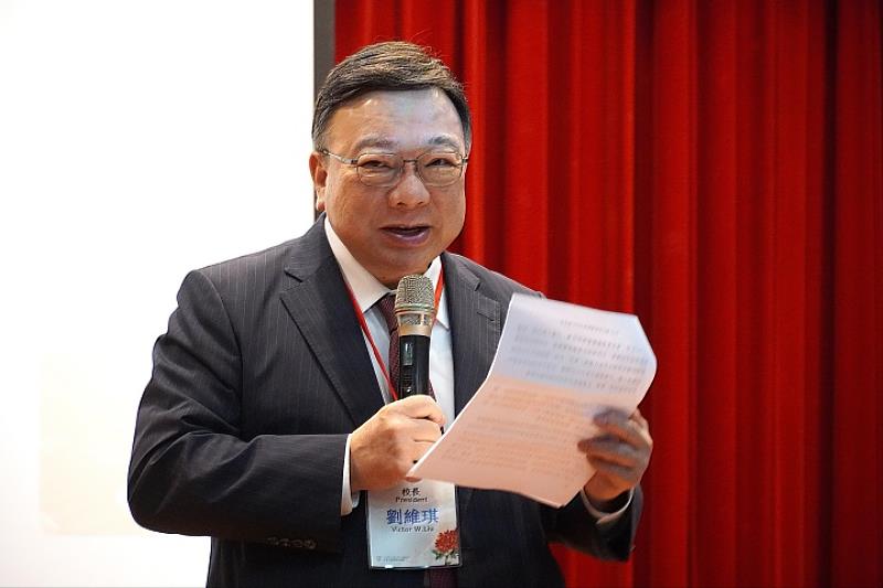 中華大學校長劉維琪強調覺性思想對教育與人類未來的重要性，期盼研討會引領跨領域創新。