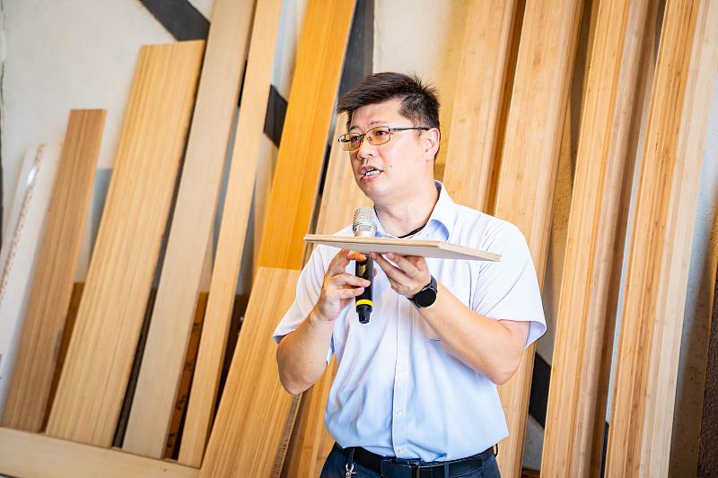 中興大學楊德新教授，解說竹材製作竹板的加工過程。