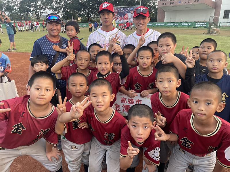 高雄金潭國小棒球隊與味全龍球員李致霖（後左2）、郭天信（後左3）合影，展現地主隊的自信與活力。（圖：頂新和德文教基金會提供）