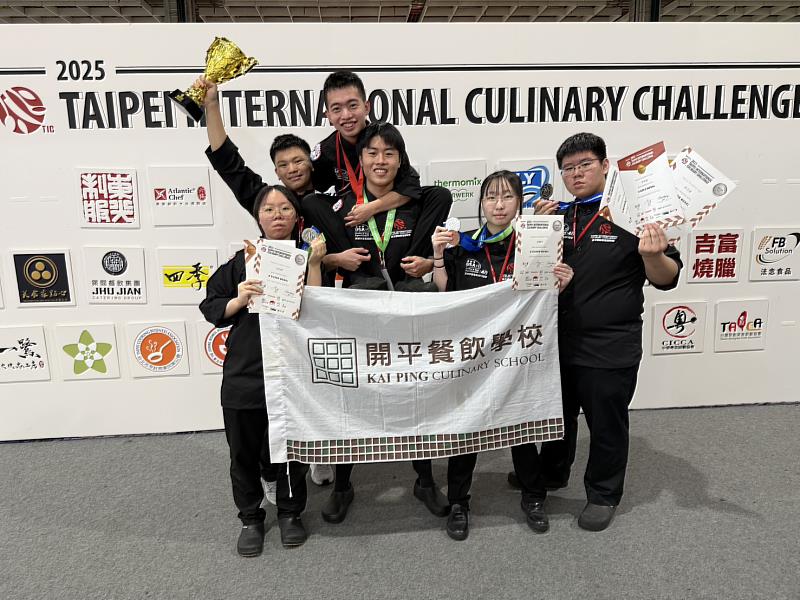 開平餐飲中餐組選手於2025 TIC臺北國際廚藝挑戰賽大放異彩。開平餐飲學校/提供