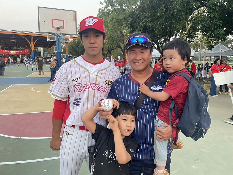 味全龍球員李致霖（左1）以行動回饋故鄉，也鼓勵更多基層球隊勇敢追夢，特別將簽名球親手交給金潭國小李昱德教練，感謝教練當年在基層給予的悉心指導。（圖：頂新和德文教基金會提供）