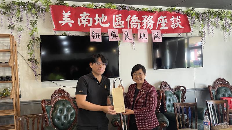 徐佳青致贈臺灣茶葉給主辦僑胞。