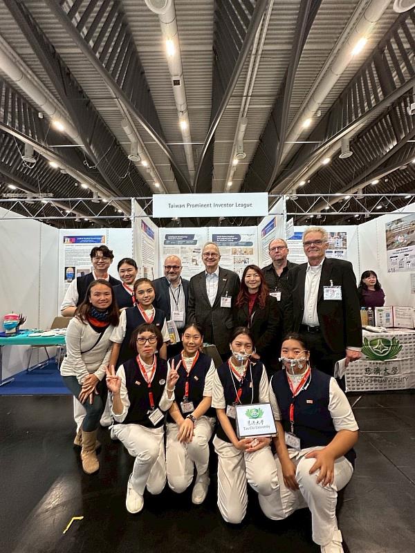 Tzu Chi University earned both a gold and a silver medal at the 2025 International Trade Fair for Ideas, Inventions, and New Products (iENA) in Nuremberg, Germany.