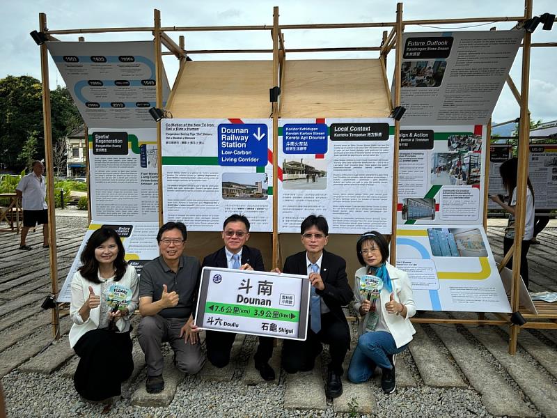 雲科大與台灣代表團於市集的台灣鐵道文化永續發展介紹專區合影。