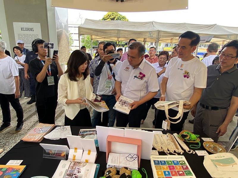 永續中心林沂品主任於雲科大攤位向馬來西亞交通部長進行解說。