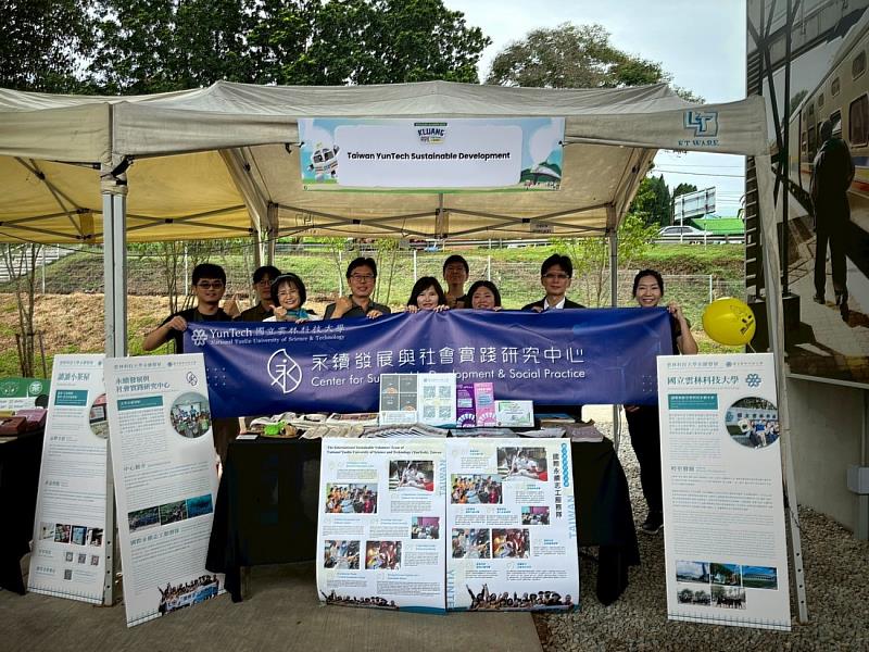 雲科大與台灣代表團於市集攤位合影。