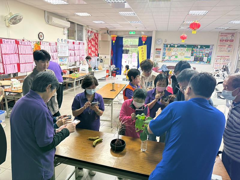 元培企管系學生協助長輩使用智慧手機,發揮教學相長的精神。