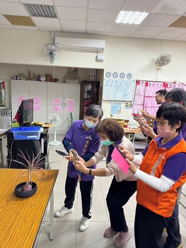 社區長輩非常認真的在學習使用手機智慧鏡頭。