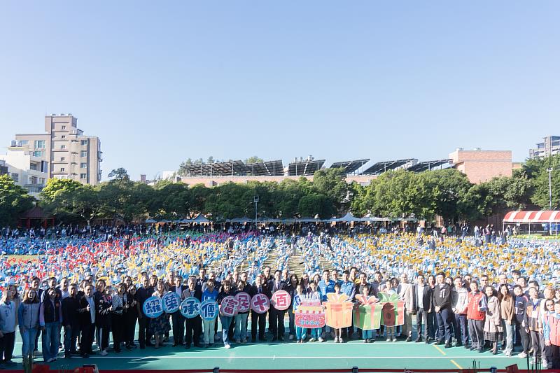 民富國小22日歡慶110週年校慶,眾人合影留念。